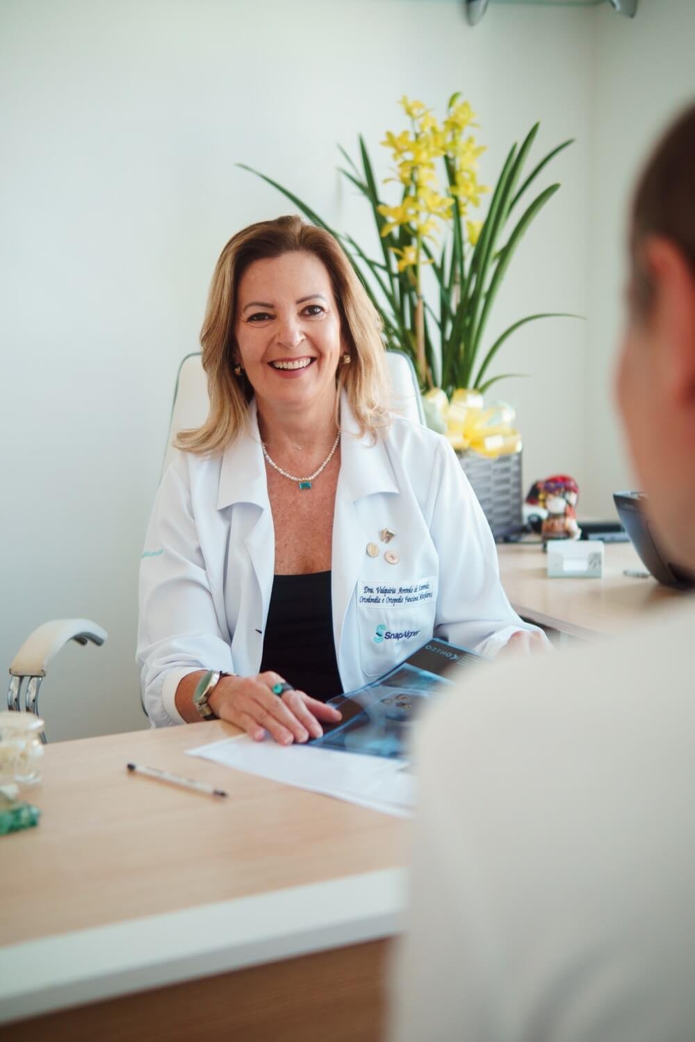 Dentista em São Bernardo do Campo, Dra. Valquíria, sorridente durante consulta na Clínica Pleno Ser Odontologia.