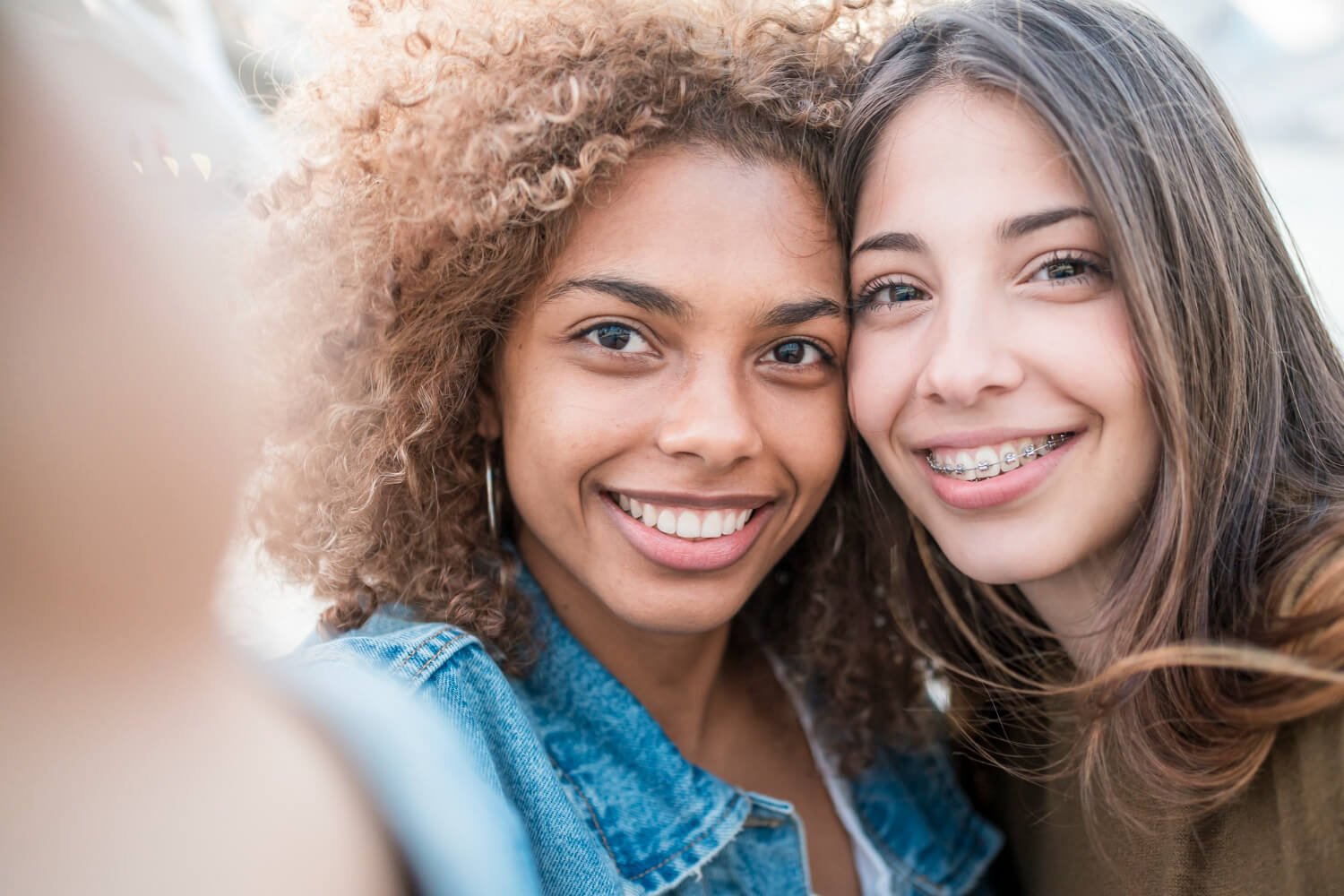 Duas jovens sorrindo, uma delas usando aparelho fixo, destacando a escolha do tratamento na Pleno Ser em São Bernardo do Campo.