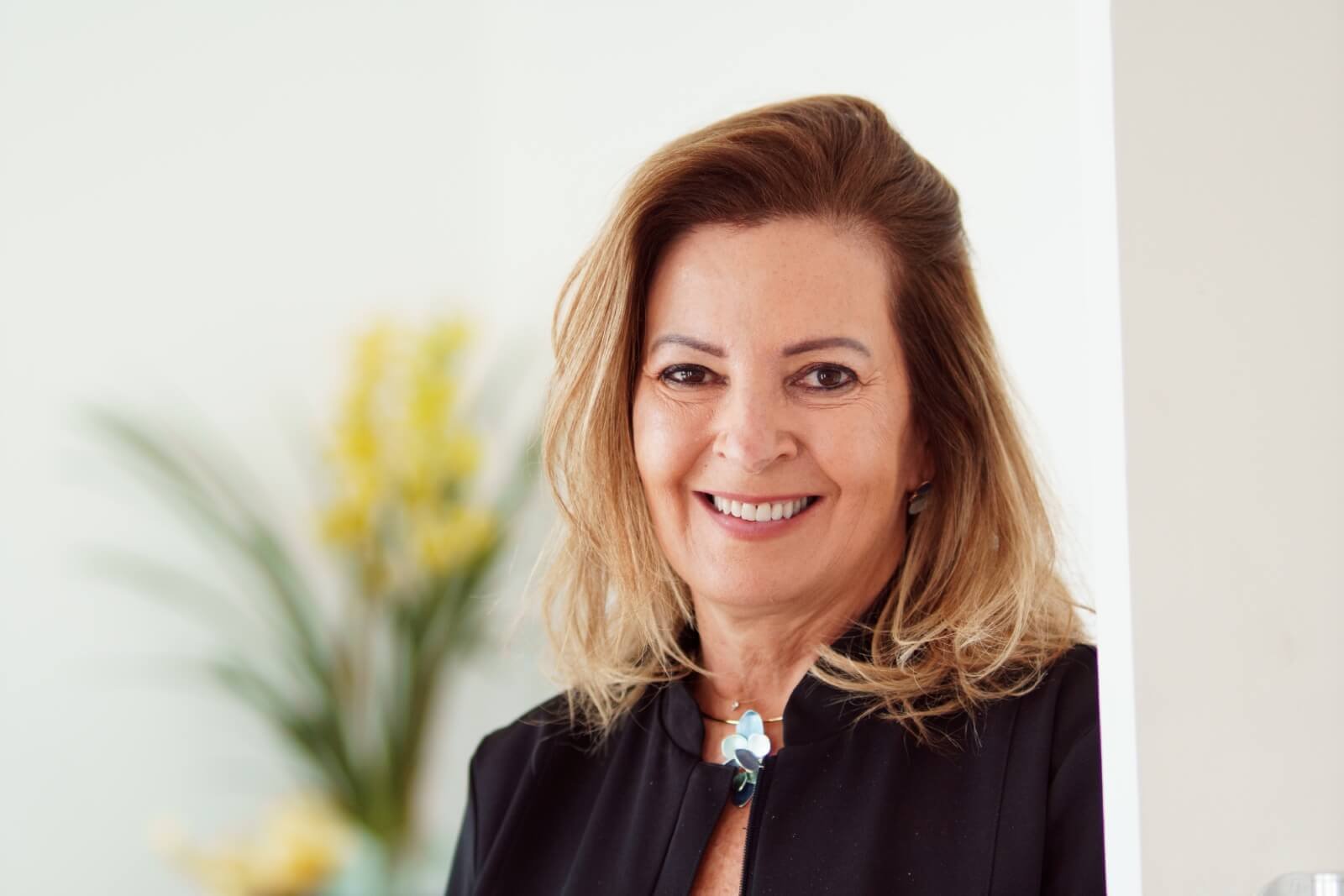 Dra Valquiria sorrindo. Dentista especialista. Dentista em São bernardo do Campo SBC