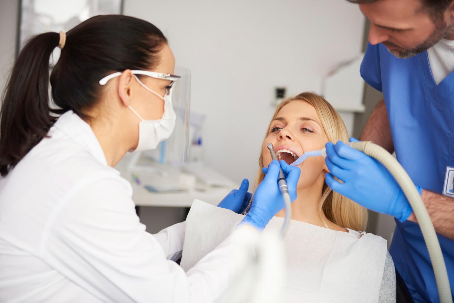Dentista realiza procedimento em paciente na Clínica Pleno Ser em SBC para tratar e prevenir dente com canal escurecido.