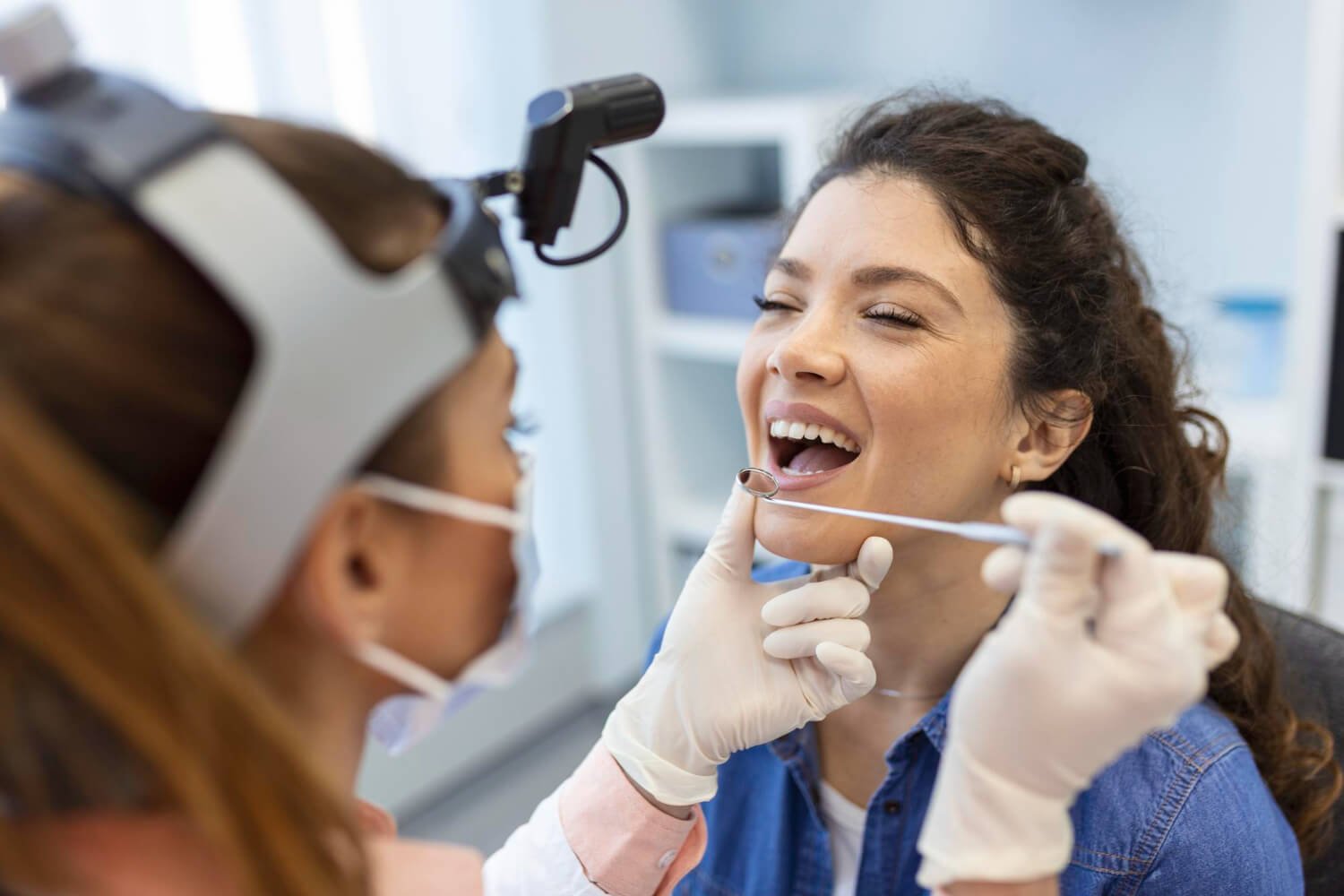Dentista utilizando espelho clínico para realizar avaliação odontológica em paciente na Clínica Pleno Ser em São Bernardo do Campo.